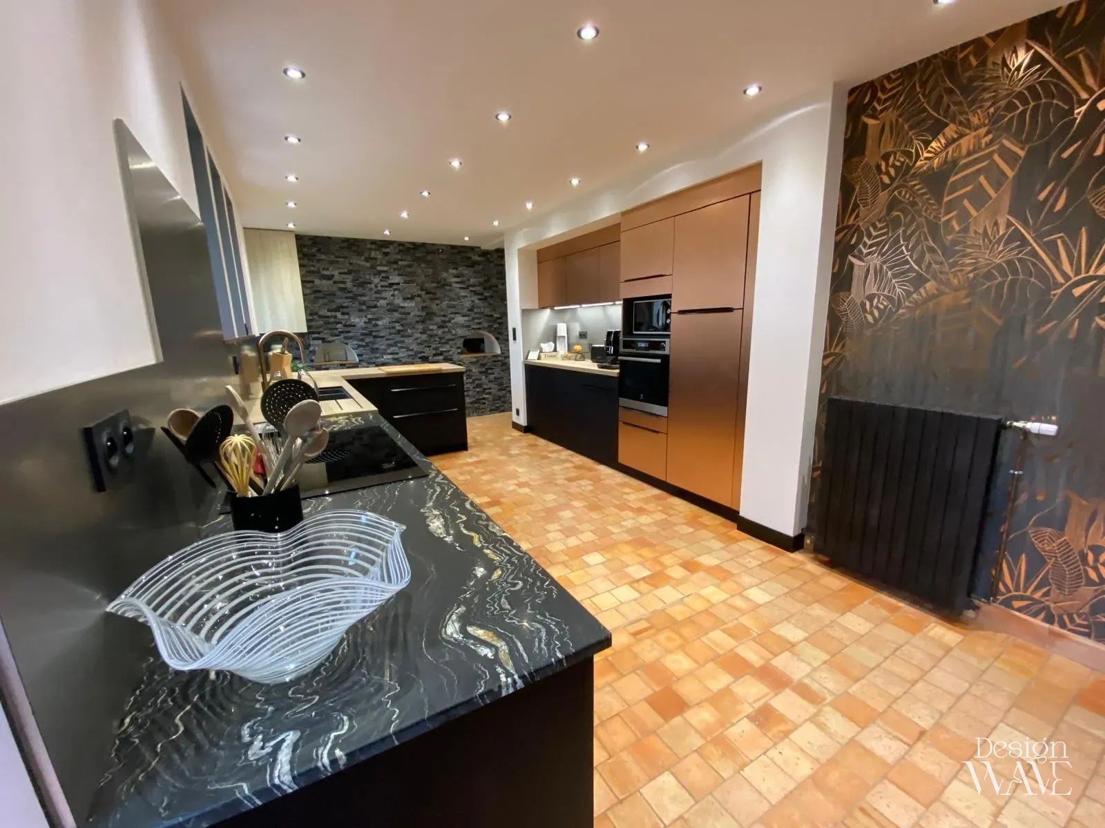 Rénovation de cuisine avec tomettes et design moderne, Design Wave Ancenis - vue 1