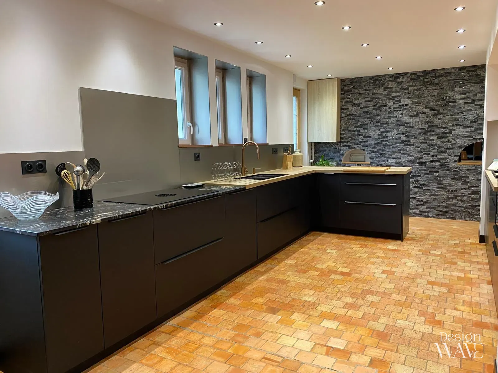 Rénovation de cuisine avec tomettes et design moderne, Design Wave Ancenis - vue 2