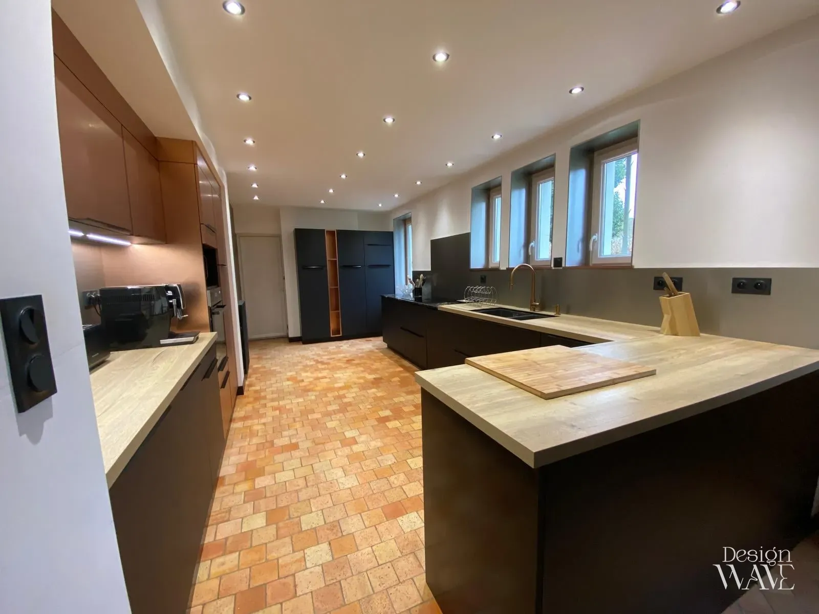 Rénovation de cuisine avec tomettes et design moderne, Design Wave Ancenis - vue 4