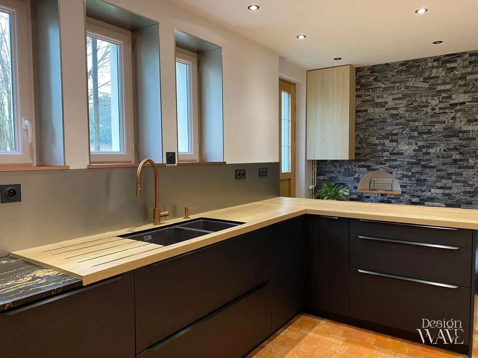 Rénovation de cuisine avec tomettes et design moderne, Design Wave Ancenis - vue 5